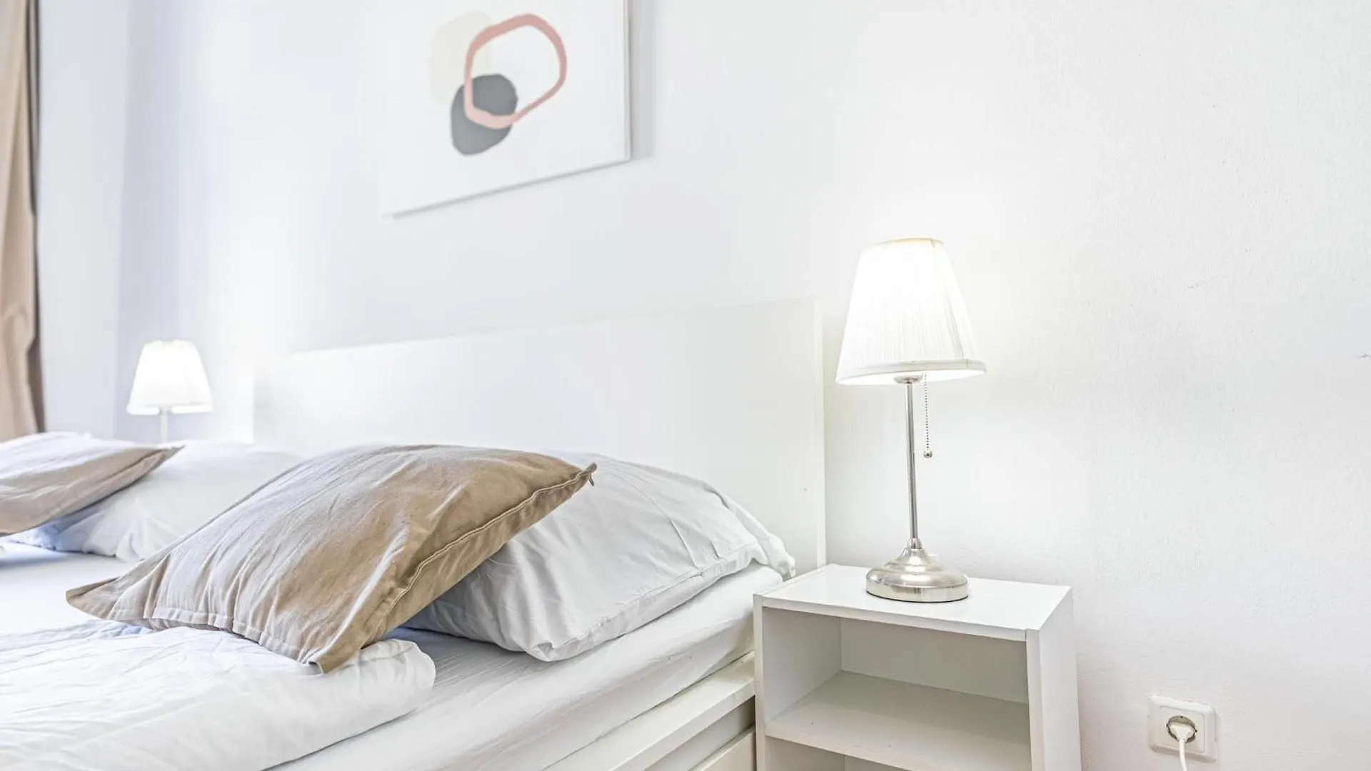 Stylish 2Br Apt For Groups, Up To 5P At Margareten contacts